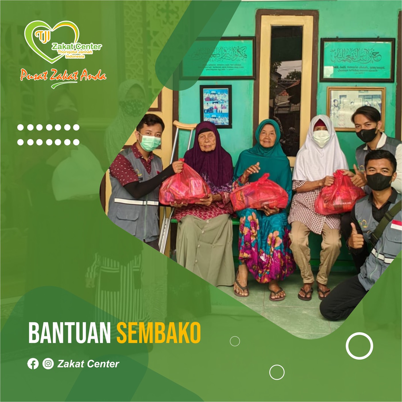 Penyaluran bantuan sembako oleh relawan Zakat Center.